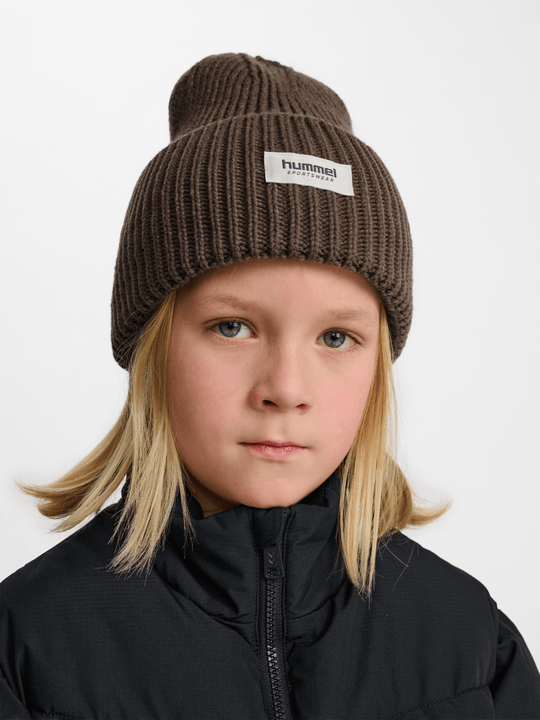 hummel hmlJR HEAVY RIB KNIT BEANIE - PEPPERCORN | Torgunns Barneklær AS