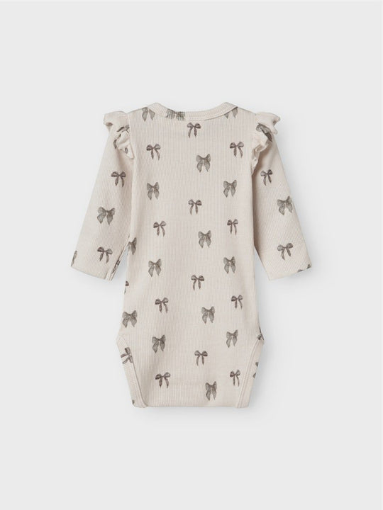 Lil' Atelier Baby GAVO EKO LS SLIM BODY NOOS - Silver Peony | BOW | Torgunns Barneklær AS