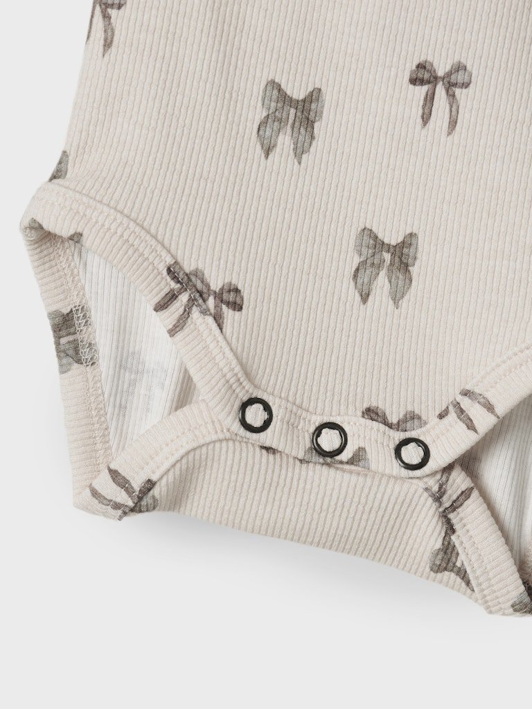 Lil' Atelier Baby GAVO EKO LS SLIM BODY NOOS - Silver Peony | BOW | Torgunns Barneklær AS