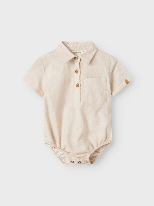 Lil' Atelier Baby TAROU SS LOOSE BODY SHIRT - Bleached Sand | Torgunns Barneklær AS