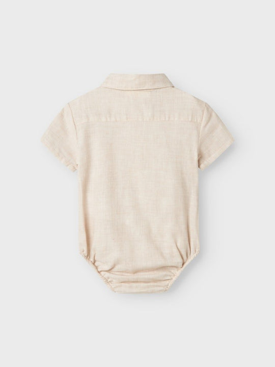 Lil' Atelier Baby TAROU SS LOOSE BODY SHIRT - Bleached Sand | Torgunns Barneklær AS