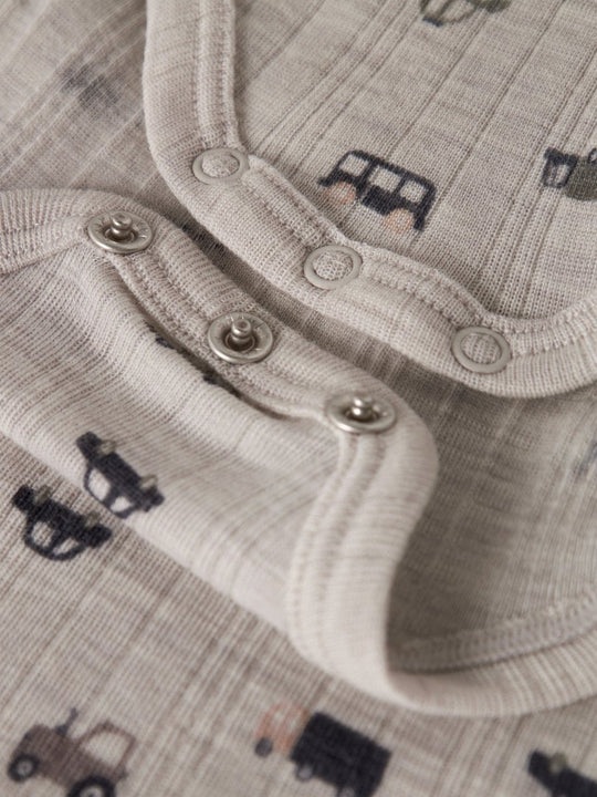 name it baby WANG WOOL NEEDLE LS BODY NOOS - Nacreous Cloud | Small cars | Torgunns Barneklær AS