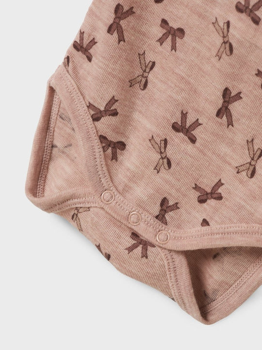 name it baby WANG WOOL RIB LS BODY AOP W/FLOUNCE - Shadow Gray | Bows | Torgunns Barneklær AS