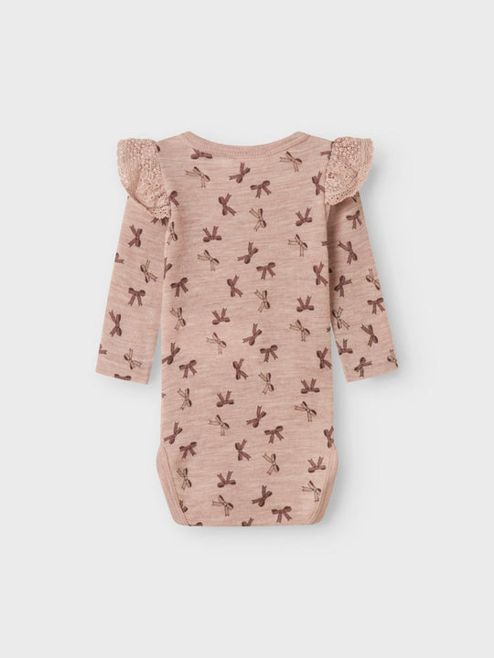 name it baby WANG WOOL RIB LS BODY AOP W/FLOUNCE - Shadow Gray | Bows | Torgunns Barneklær AS