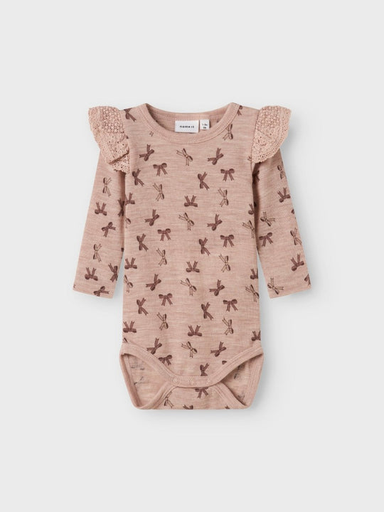 name it baby WANG WOOL RIB LS BODY AOP W/FLOUNCE - Shadow Gray | Bows | Torgunns Barneklær AS