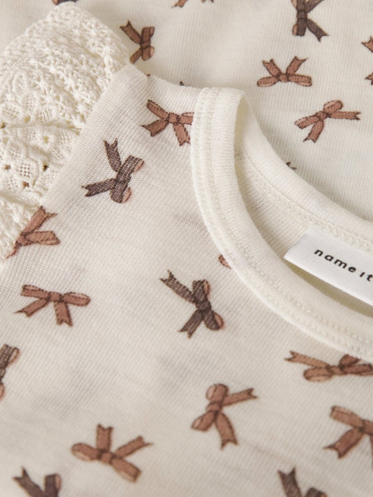 name it baby WANG WOOL RIB LS BODY AOP W/FLOUNCE - Snow White | Bows | Torgunns Barneklær AS