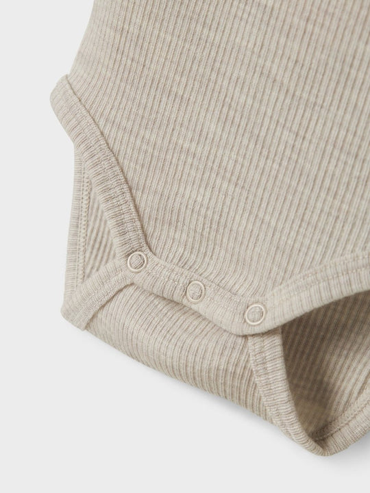 name it baby WAX WOOL RIB LS BODY NOOS - Nacreous Cloud | Torgunns Barneklær AS