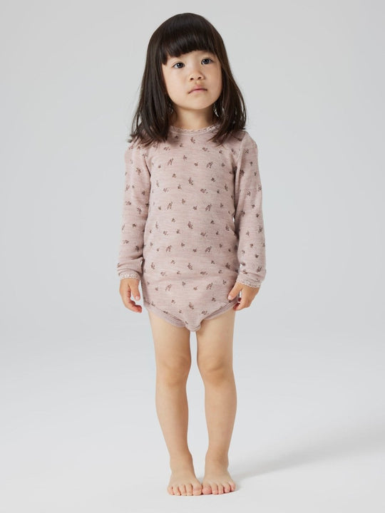name it mini WANG WOOL NEEDLE LS BODY - Shadow Gray | Small flowers | Torgunns Barneklær AS