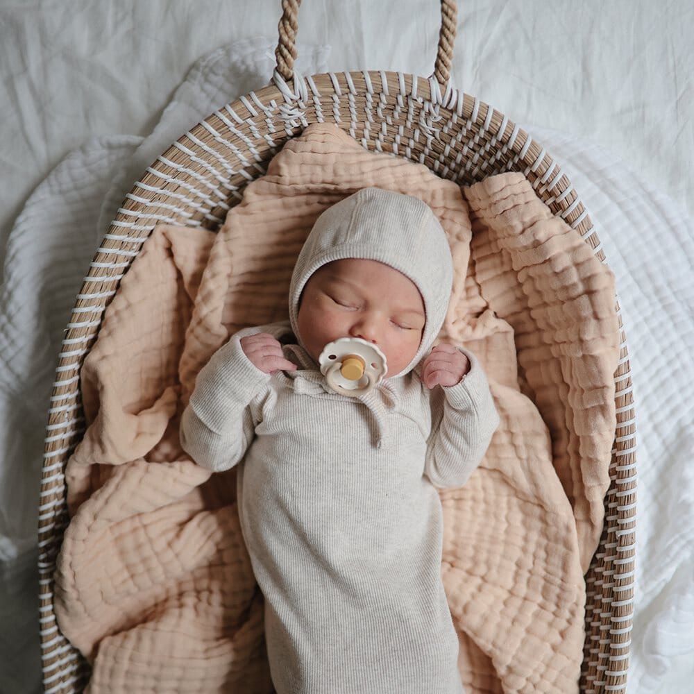 mushie | Ribbed Baby Bonnet - Ivory Nyfødt mushie 