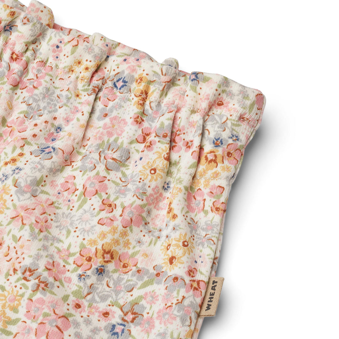 Wheat Main Shorts Sandy - Bright flowers