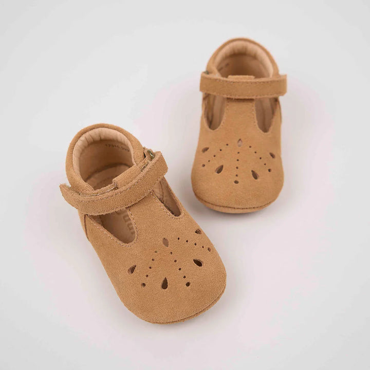 Beige baby sko med velcro og hullmønster, myke og komfortable for små føtter