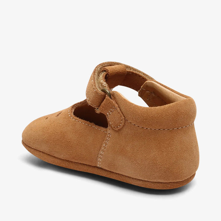 Myk brun babysko med velcro, perfekt for små føtter og første skritt