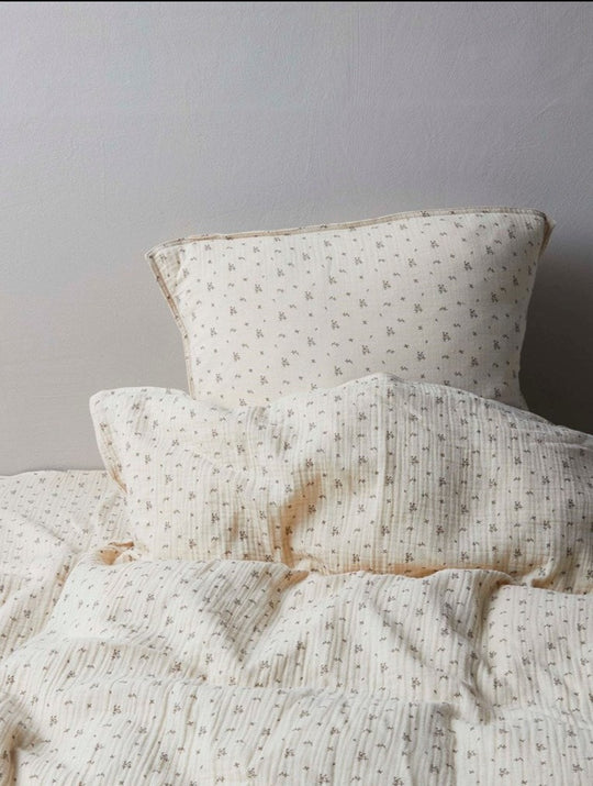 Lil' Atelier Baby OLIN BABY BEDLINEN - Wood Ash - Torgunns Barneklær AS