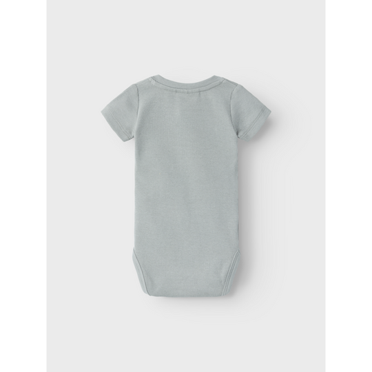 Lil' Atelier Baby HALLI SS SLIM BODY - LIMESTONE - Torgunns Barneklær AS