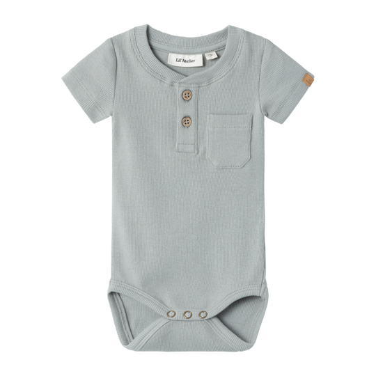 Lil' Atelier Baby HALLI SS SLIM BODY - LIMESTONE - Torgunns Barneklær AS