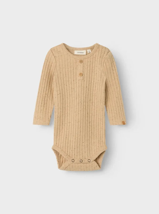 Lil' Atelier Baby OMILO LS NREG BODY - Irish Cream