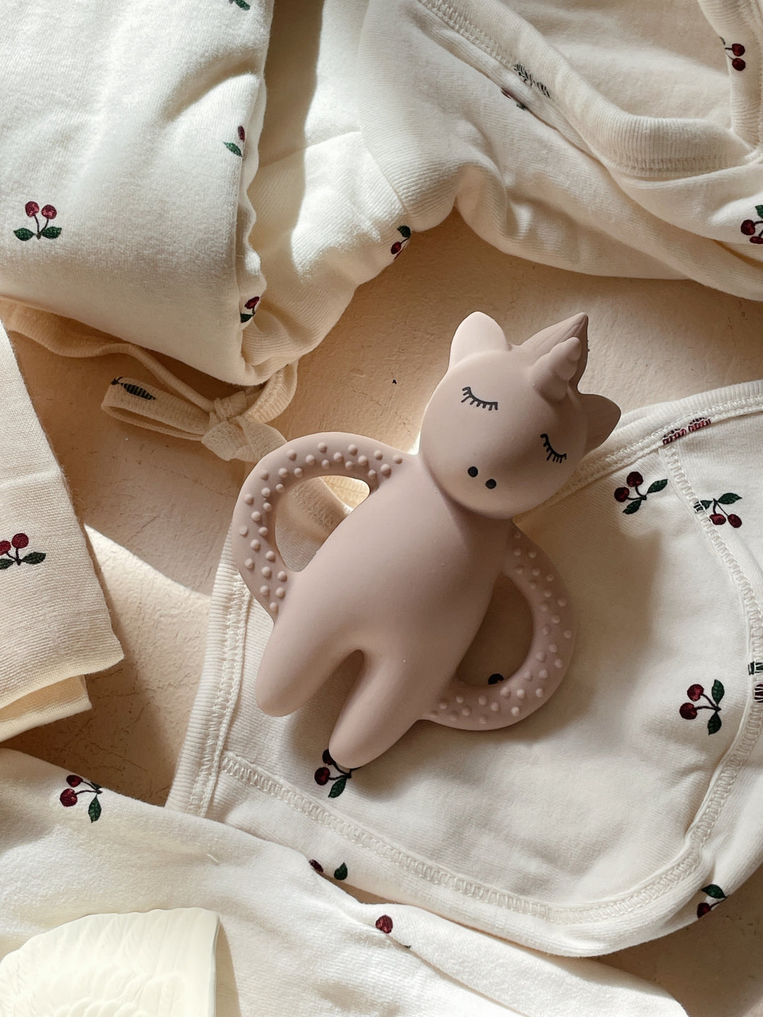 Konges Sløjd | Teether Unicorn biteleke – Rose