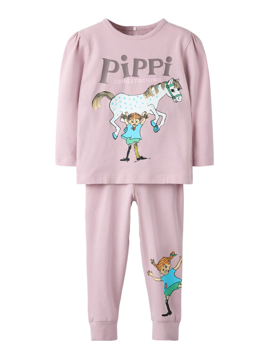 Pippi pysjamas til jente fra name it mini i Keepsake Lilac, nattsett med bukse og langermet topp. Tilgjengelig hos Torgunns.no.