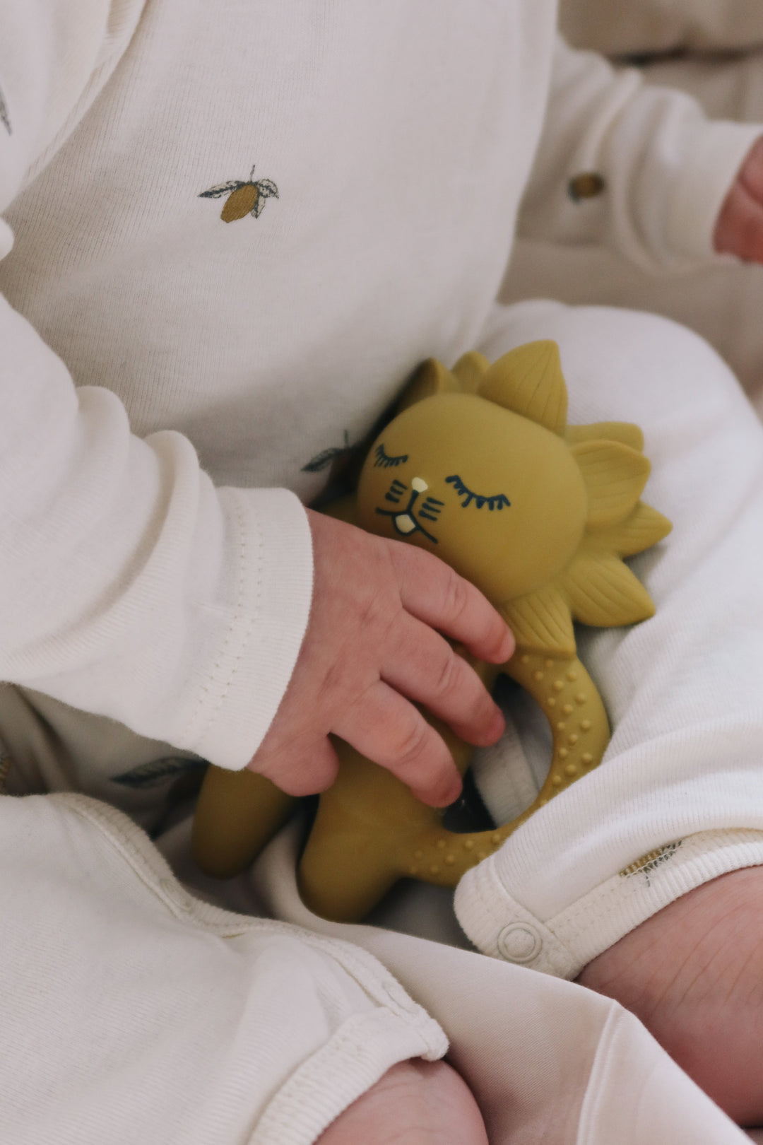 Konges Sløjd | Teether Lion biteleke – Mustard
