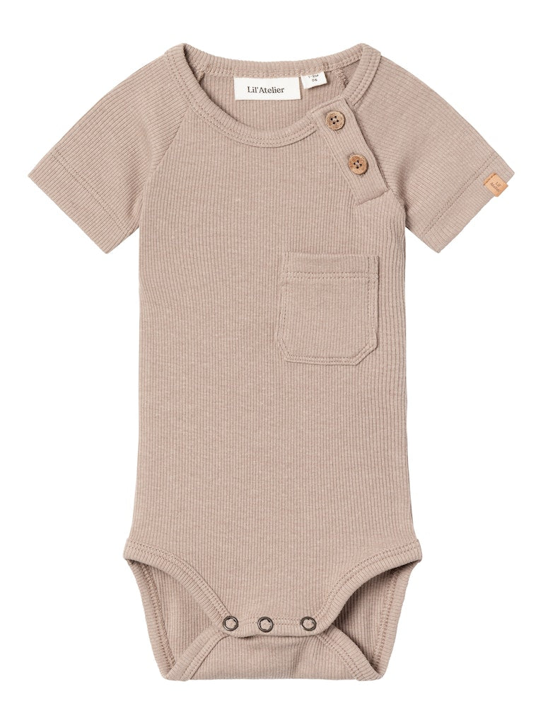 Lil' Atelier Baby GAGO KUB SS SLIM BODY - Mocha Meringue - Torgunns Barneklær AS