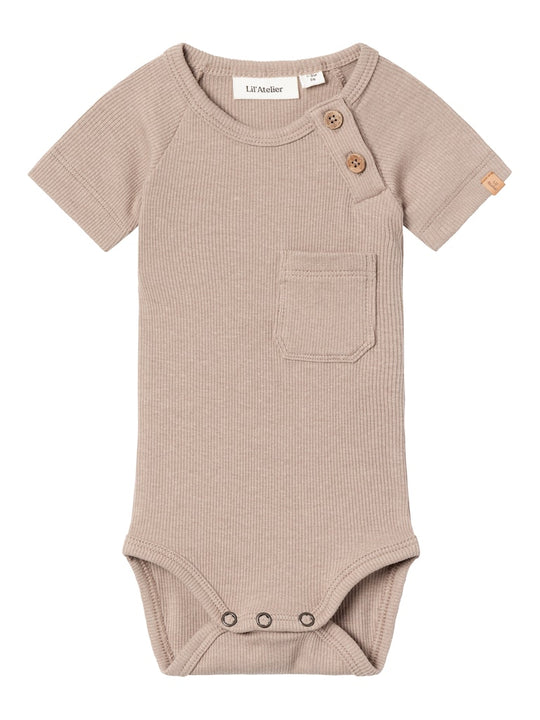 Lil' Atelier Baby GAGO KUB SS SLIM BODY - Mocha Meringue - Torgunns Barneklær AS