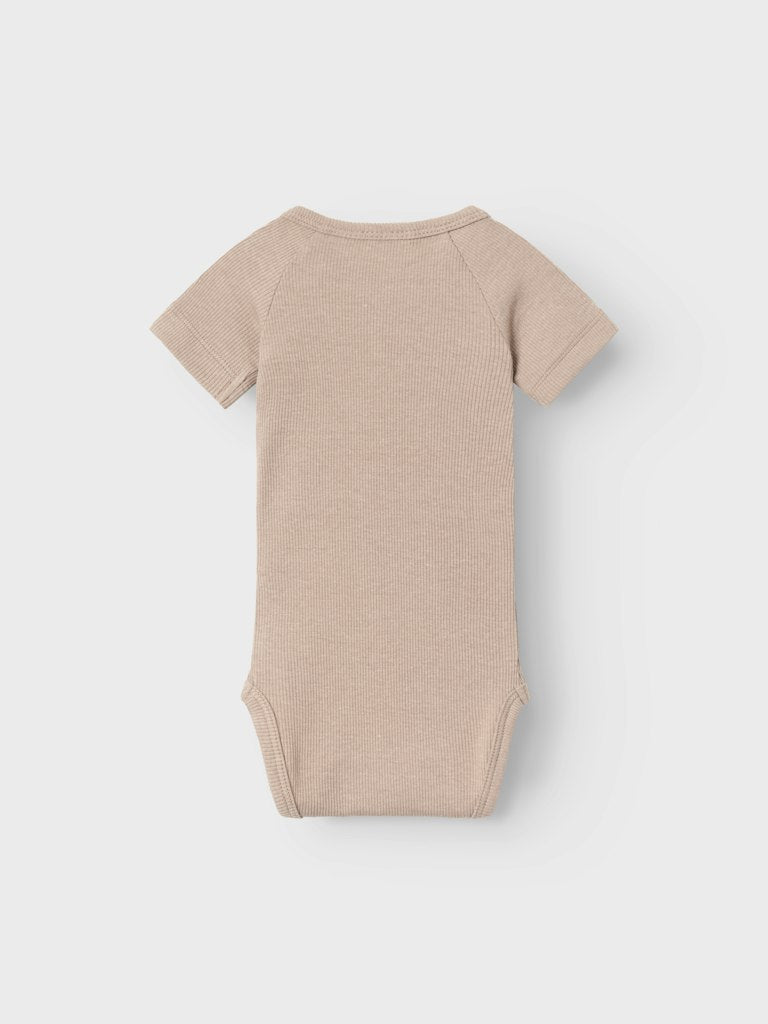 Lil' Atelier Baby GAGO KUB SS SLIM BODY - Mocha Meringue - Torgunns Barneklær AS