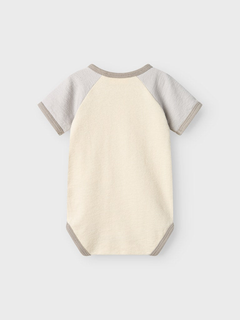 Lil' Atelier Baby NUNAN SS LOOSE BODY - Turtledove Vapor Blue - Torgunns Barneklær AS