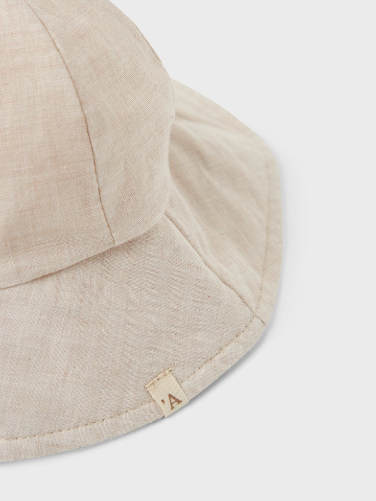 Lil' Atelier Baby TAROU HAT - Bleached Sand - Torgunns Barneklær AS