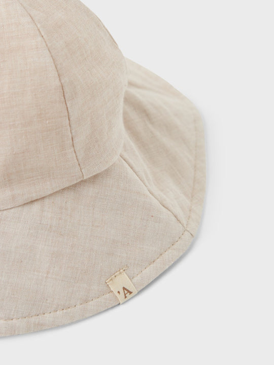 Lil' Atelier Baby TAROU HAT - Bleached Sand - Torgunns Barneklær AS