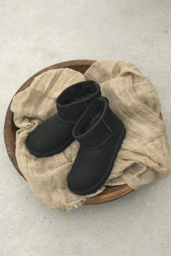 UGG Kids | Classic Mini II – Black
