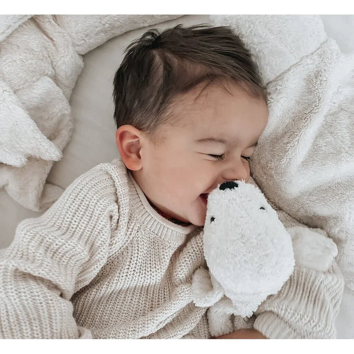 Liten baby i myk strikket genser leker med hvit plysdyr, perfekt barneklær for 0-8 år