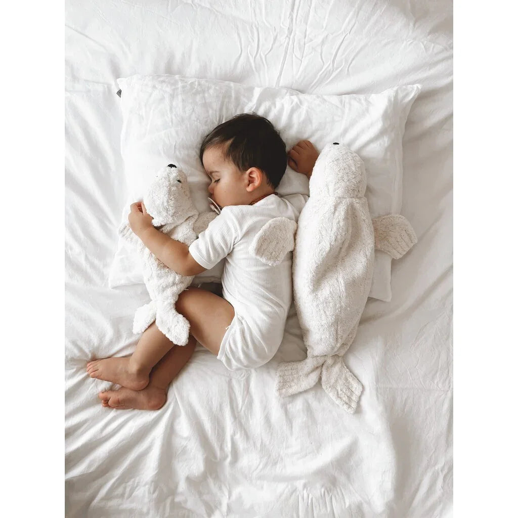 Søvnende baby i hvit onesie med plysjdyr, myke barneklær for spedbarn og småbarn