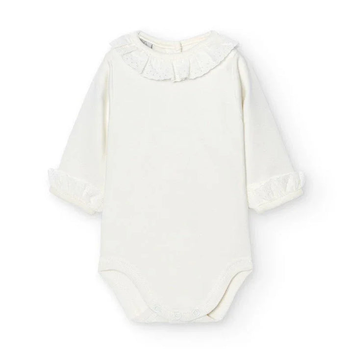 Hvit babybody med blomsterdetaljer og rynkede ermer for spedbarn 0-8 år