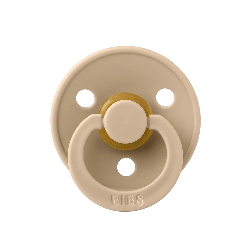 Beige BIBS babysove med gullring, myk og trygg for spedbarn 0-8 år