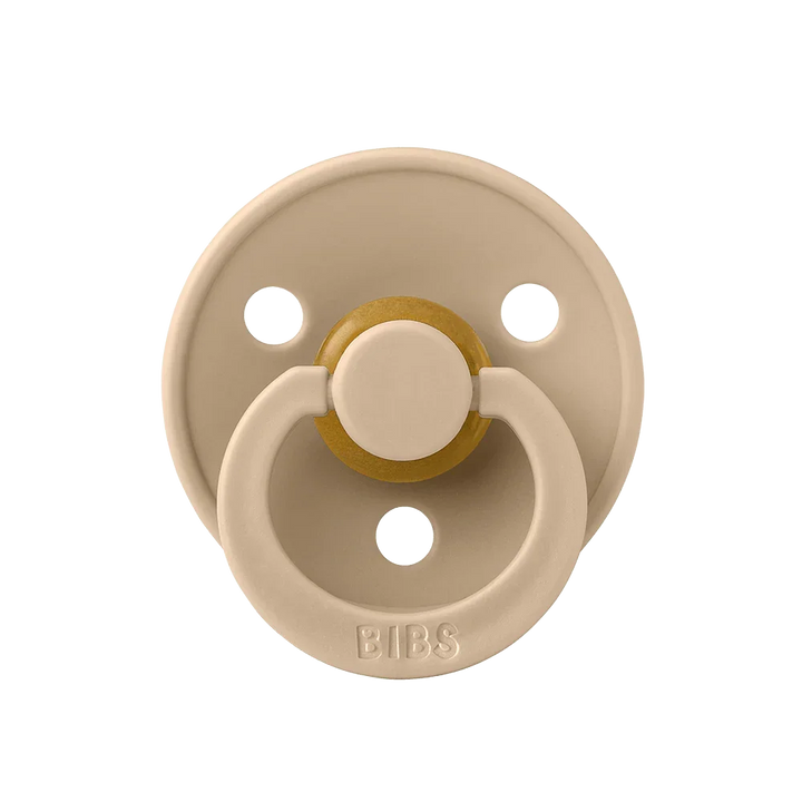 Beige BIBS babysove med gullring, myk og trygg for spedbarn 0-8 år