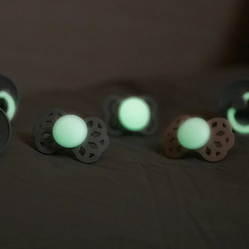 Glow-in-the-dark baby soothers for night, soft silicone, safe for infants 0-8 years