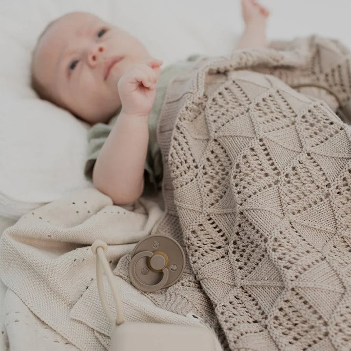 Nyfødt baby i myk ulldeken med sugelakk, barneklær 0-8 år
