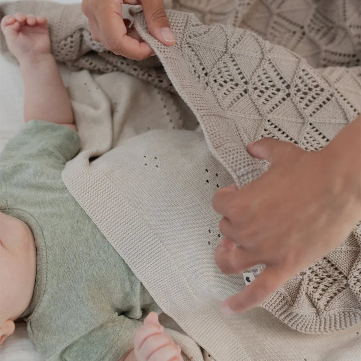 Myk ulldeken med diamantmønster for baby, lett å sette på og ta av