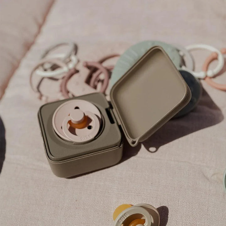 Myk babypute med lilla og beige farger, perfekt for spedbarn og små barn