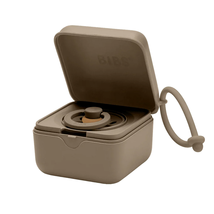 BIBS® naturlig gummipinne i beige boks med bærehåndtak, perfekt for babyutstyr og barneklær