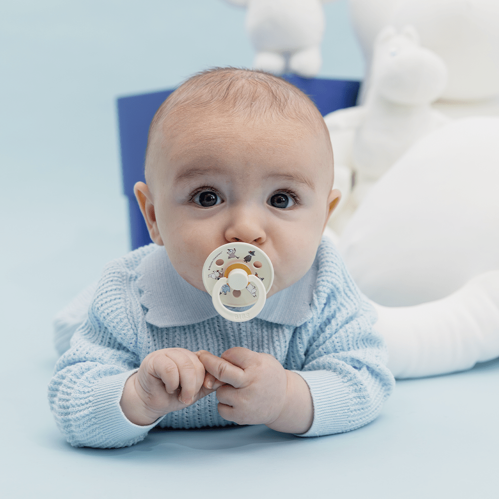 BIBS x Moomin Smokk &amp; Smokkelenke Gavesett – Ivory/Sage | Torgunns Barneklær AS