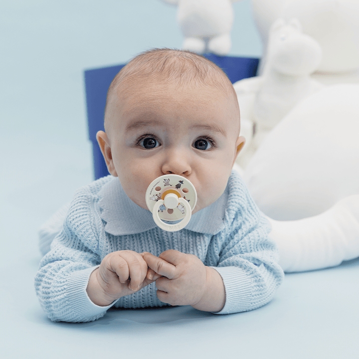 BIBS x Moomin Smokk &amp; Smokkelenke Gavesett – Ivory/Sage | Torgunns Barneklær AS