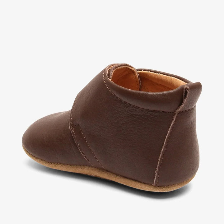 Brun babybott med myk lær og fleksibel såle, perfekt for små føtter 0-8 år