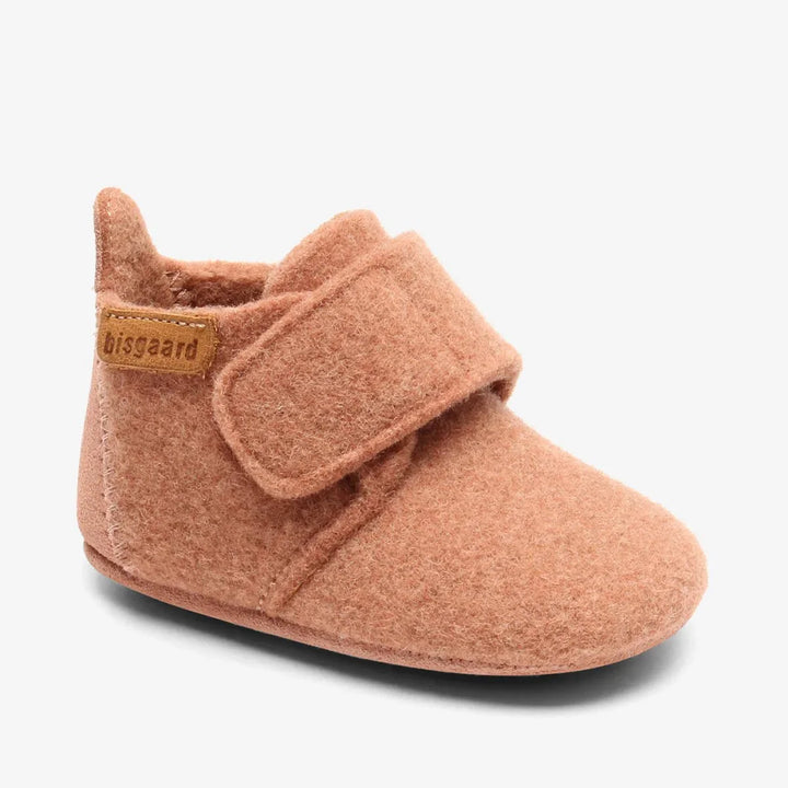 Myke ullsko for spedbarn med velcro, rosa farge, merke bisgaard