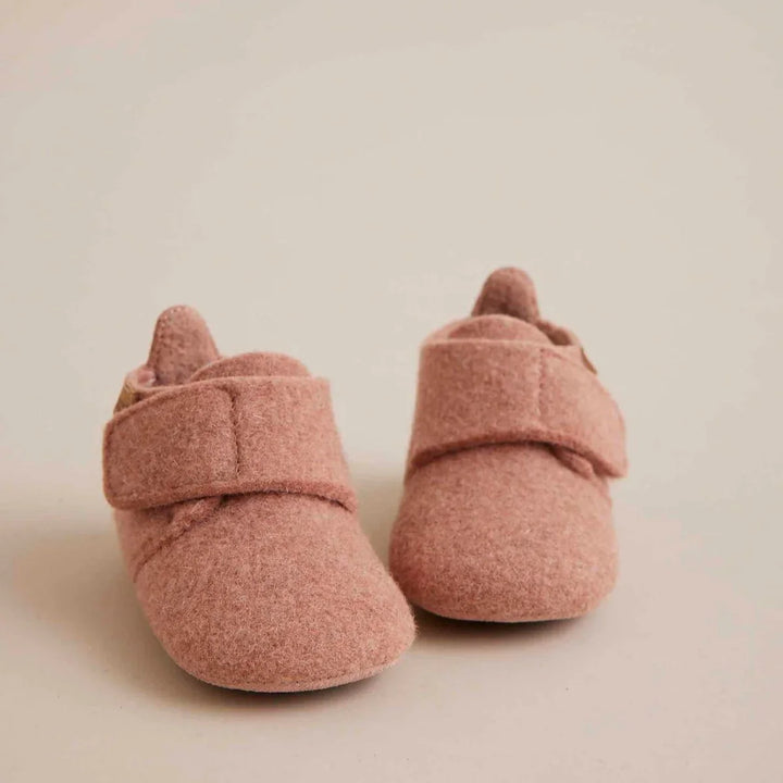 Myke rosa ullsko for spedbarn med velcro-lås, perfekt for bebisens første skritt