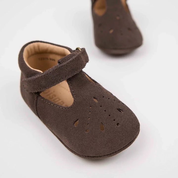 Mørkebrune babysko med velcro og hullmønster, myke og bekveme for små føtter