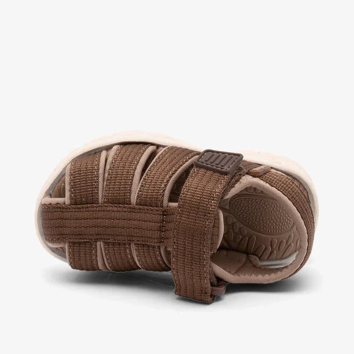 Brun barne sandal med velcro, myk sole og bærekraftig design for små barn