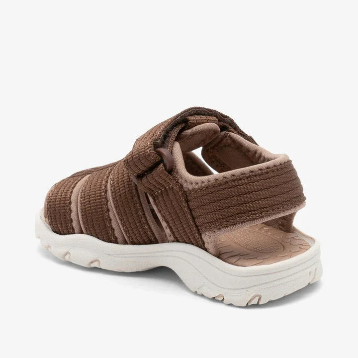 Barnesandaler i brun tekstil med klistremerke, myk sole for komfort og god grep