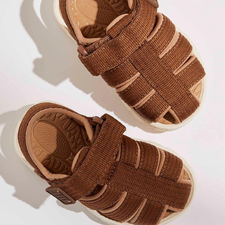 Barnesandaler i brun ull med kryssbånd og klistremerker, ideelle for sommer og barneklær 0-8 år