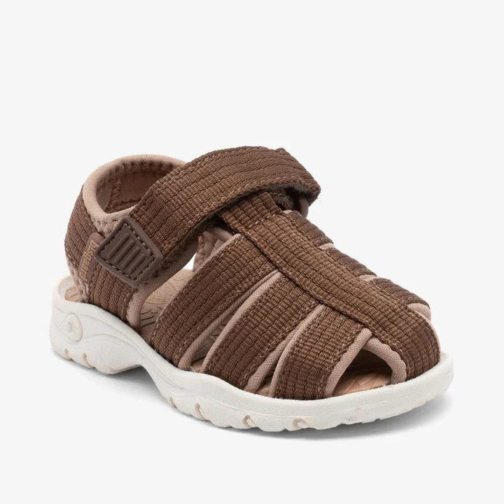 Brun barne sandal med velcro, myk tekstil og hvit såle for små barn